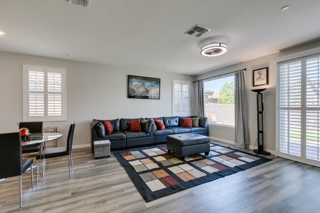 Building Photo - Furnished 5-Bedroom Home with Two Primary Suites