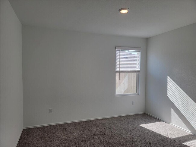 Building Photo - 105 Ulmus St