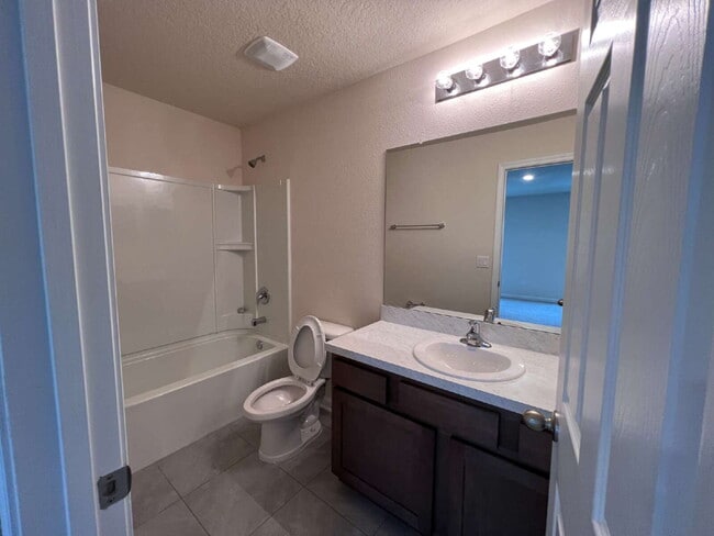 Building Photo - Charming 3-Bedroom Townhome for Rent in De...