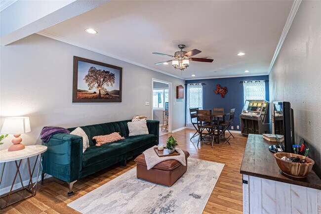 Building Photo - 5611 Winding Way Dr