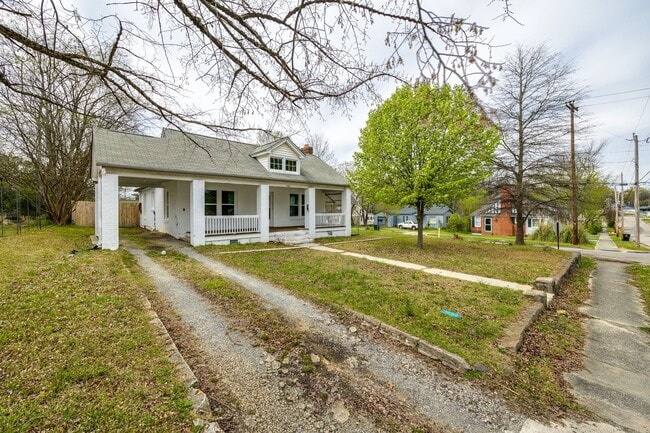Building Photo - 2 Bedroom 1.5 bath All Brick Ranch in Rock...