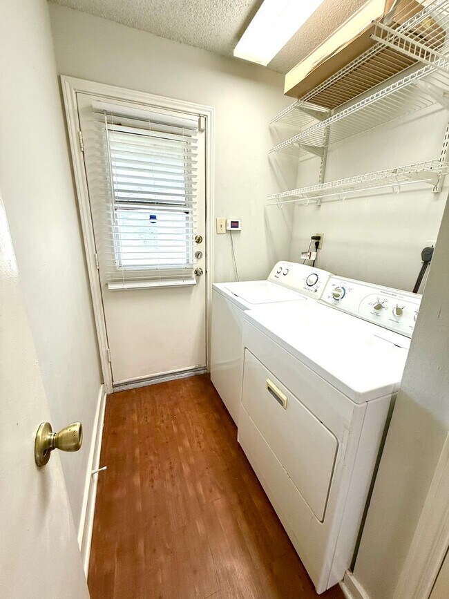 Building Photo - **APPLICATION RECEIVED** **MOVE IN SPECIAL!!** Spacious 2 Bedroom / 2 Bath Unit!