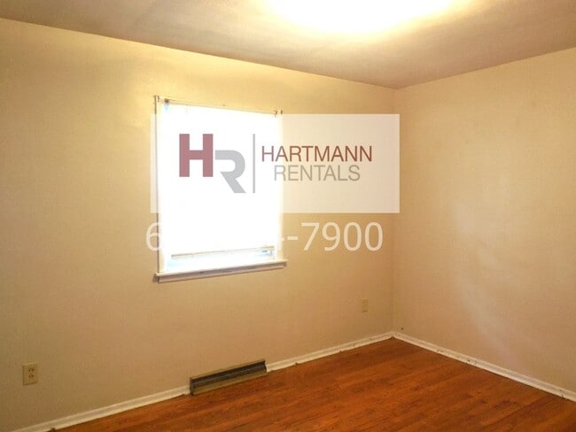 Building Photo - Three Bedroom 2 Bath Brick Home with 2 Car Garage!!