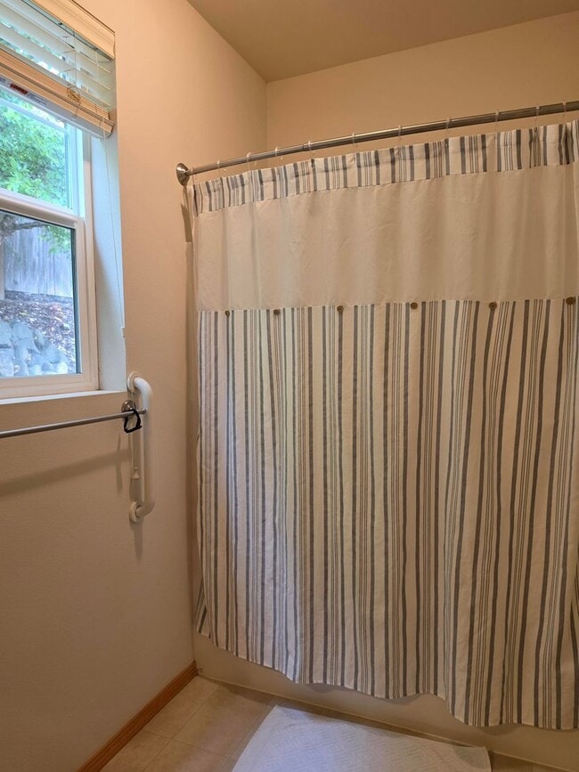 Building Photo - 3 Bedroom Rambler in Poulsbo's Chateau Ridge Neighborhood!