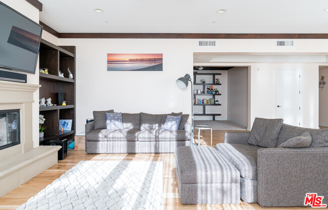Building Photo - 6241 Crescent Park W