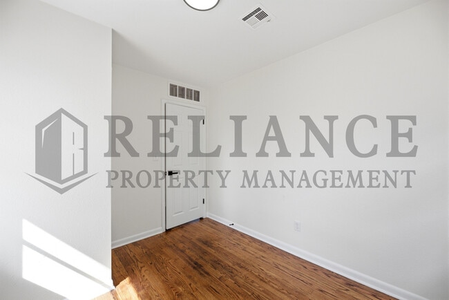 Building Photo - 941 W Hazel St