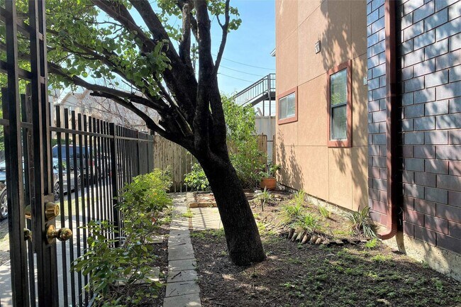 Building Photo - 411 Rosalie St