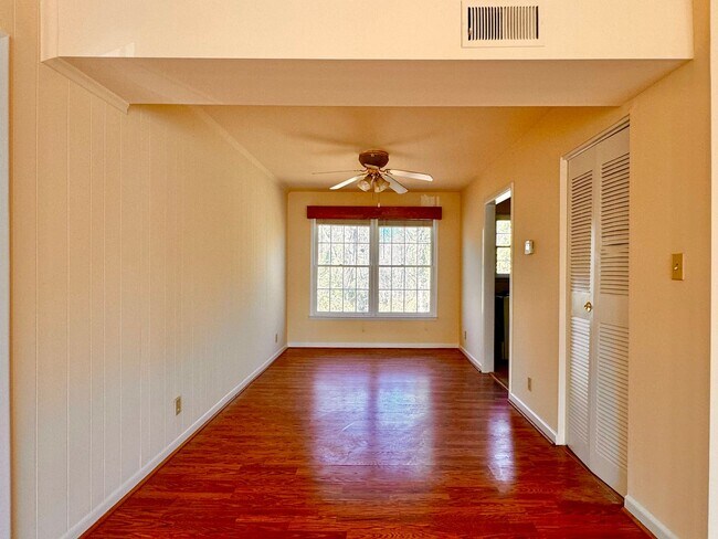 Building Photo - 2527 Hydraulic Rd