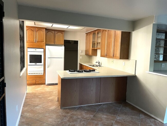 Building Photo - 136 Royal Oak Dr