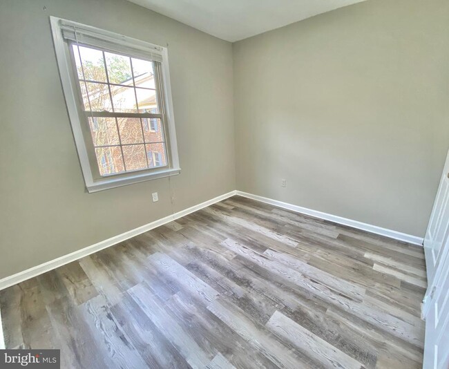 Building Photo - 10323 Hampshire Green Ave