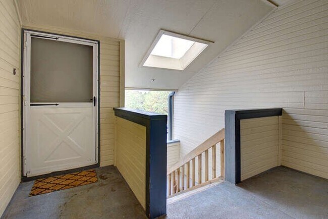 Building Photo - 1 Bedroom 1 Bathroom Beautifully Updated - New Paint & Carpet - Washer/Dryer In Unit