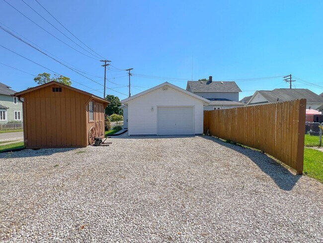 Building Photo - 681 Maple Ave