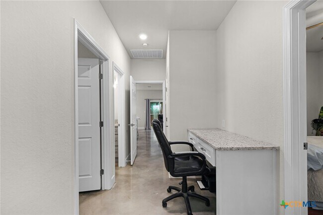 Building Photo - 446 W Overlook Dr