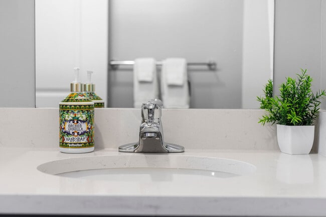 Building Photo - 95 Broadway-SI ID1240381P