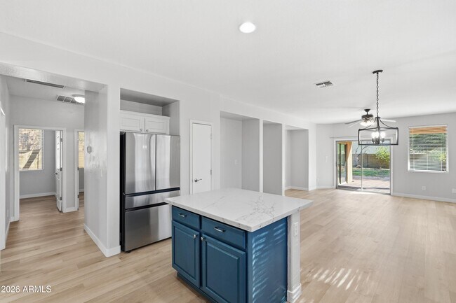 Building Photo - 1711 W Twain Ct