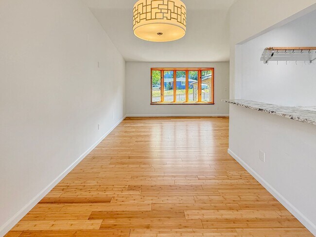 Building Photo - $0 DEPOSIT OPTION. CHARMING 4BED/2.5BATH I...