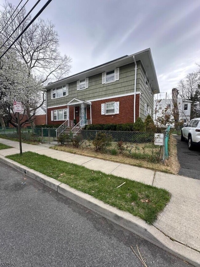 Primary Photo - 739 Burnside St