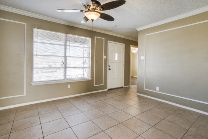 Building Photo - 830 E Linda Dr