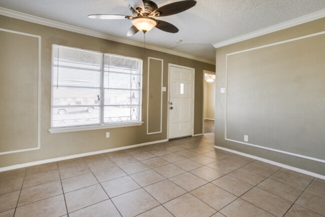 Building Photo - 830 E Linda Dr