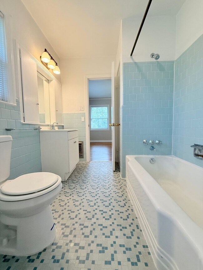 Building Photo - Charming Upstairs Ardsley Park Apartment!