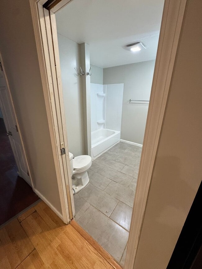 Building Photo - Spacious 1 Bedroom House Near Highway 55