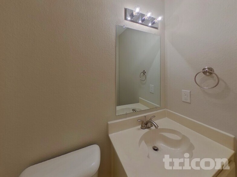 Building Photo - 1913 Lariat Dr