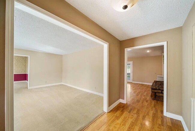 Building Photo - 1910 W 4th St S