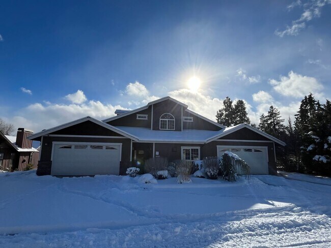Building Photo - Spacious 3 Bed/3.5 Bath Home with Two Prim...