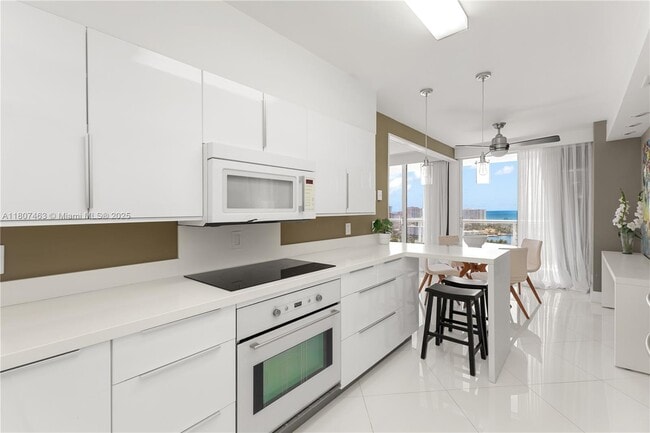 Building Photo - 3640 Yacht Club Dr
