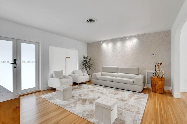 Building Photo - 301 SW 30th Ct