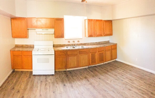 Primary Photo - 2BR/1BA Single Family Home! Renovated!