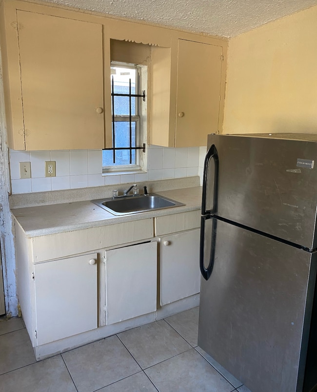 Building Photo - 1598 W 23rd St