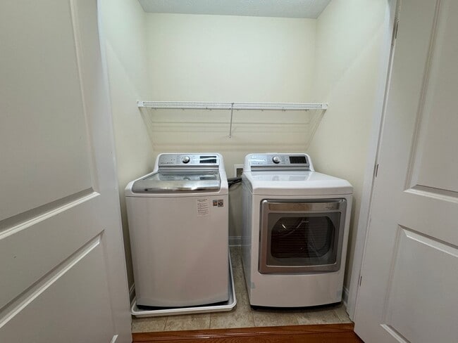 Building Photo - Beautiful Townhome in Spring Oaks!