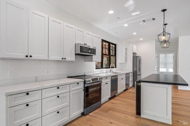 Building Photo - 1560 Laurel St