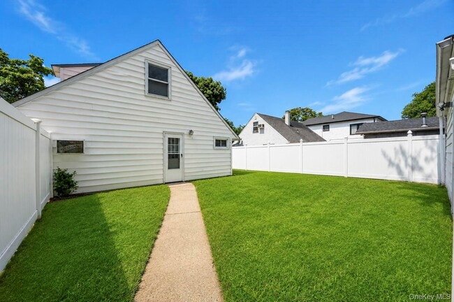 Building Photo - 3173 Roxbury Ln