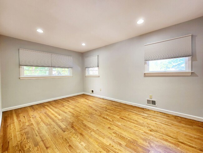 Building Photo - 67 Maple Ave