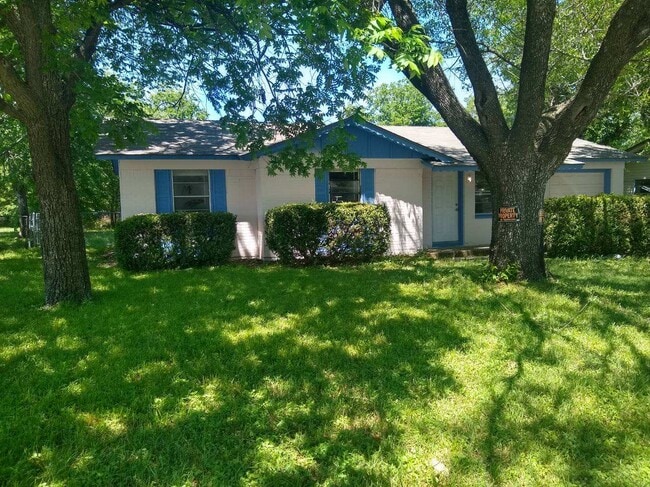 Building Photo - 6305 Skylark Ln