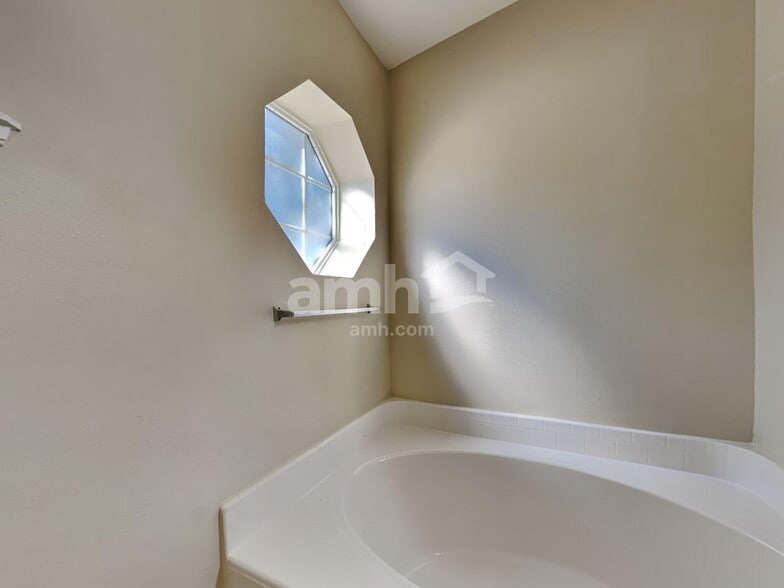 Building Photo - 4045 Half Moon Cir