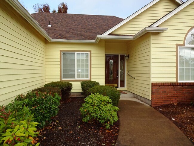 Building Photo - Charming 3 Bed, 2 Bath Home in Satna Clara