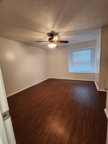 Building Photo - 2107 Lazy Ridge Dr