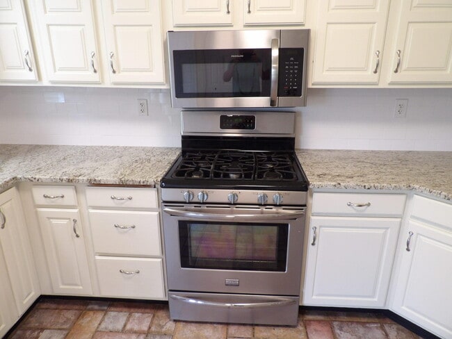 Building Photo - 102 Cedar Dr