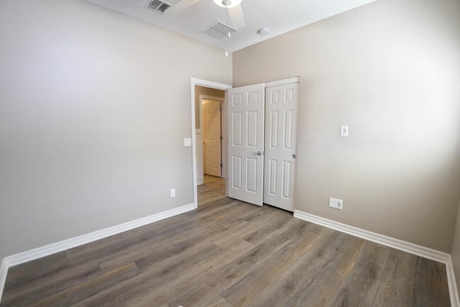 Building Photo - 884 W Whistling Thorn Ave