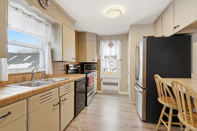 Building Photo - 110 Gleneida Ave