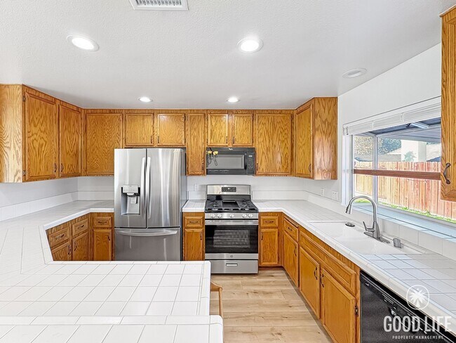 Building Photo - Bright Modern Home in Twin Oaks Golf Course