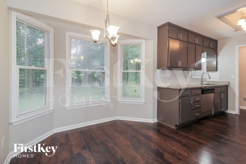 Building Photo - 1985 Castle Royale Dr