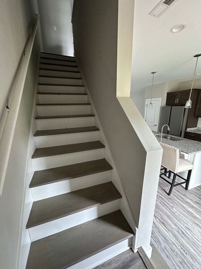 Building Photo - Spacious unit in English Commons! Close to...