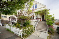 Building Photo - Upstairs 1 Bed, 1 Bath Unit with Bright an...