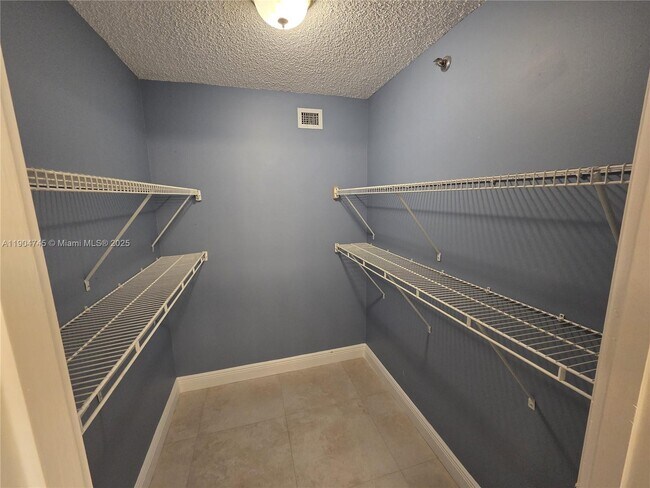 Building Photo - 3200 Port Royale Dr N