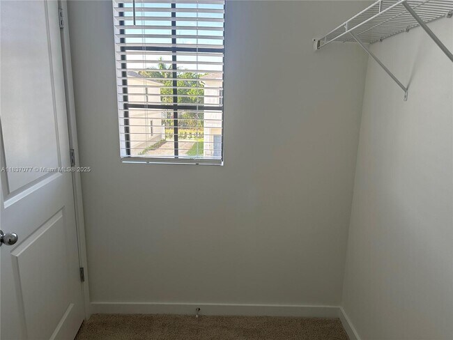 Building Photo - 822 SW 11th Ter