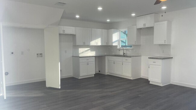 Building Photo - Beautiful house, perfect for families!!